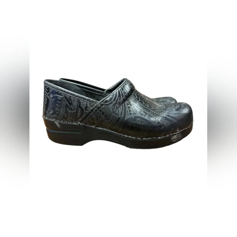 Dansko Clogs Leather Black Foliage Floral Design Size 38 (7.5) EUC - Picture 3 of 8